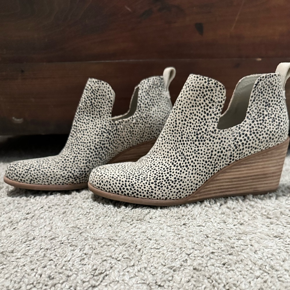 Toms 9 Animal Print Booties